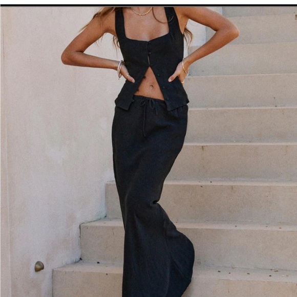 NWOT Flattering Linen top - Picture 2 of 4